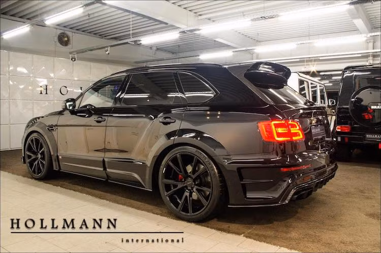 Ở hai bên thân xe, Mansory cũng không quên nới rộng các vòm bánh của Bentayga, trước khi trang bị cho chiếc xe bộ mâm "ngoại cỡ" 23 inch. Ở phía sau, hãng độ này cũng đã lắp cánh đuôi trên nóc xe và cánh khuếch tán dưới cản sau để tăng khả năng khí động học cho Bentayga.