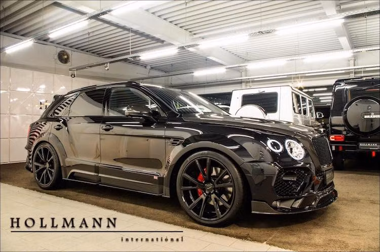 Giống như nhiều dòng siêu xe và xe siêu sang từng được Mansory "dao kéo", chiếc Bentayga cũng đã được hãng trang bị full widebody từ sợi carbon, bắt đầu từ nắp ca-pô với các khe hút gió và cản trước "ngầu" hơn.
