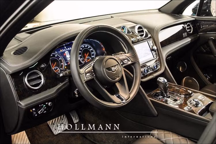 Không chỉ dừng ở ngoại thất, nội thất của xe cũng đã được hãng độ Mansory làm mới lại, bên trong siêu SUV hạng sang này còn sử dụng những vật liệu cao cấp nhất để tương xứng với đẳng cấp của Bentayga.