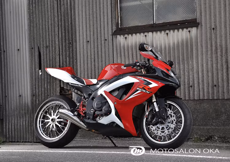 Dù không phổ biến bằng 2 đối thủ là Honda CBR600RR và Yamaha R6, nhưng mẫu xe môtô Suzuki GSX-R600 vẫn được rất nhiều biker ưa chuộng. Để khiến GSX-R600 trở nên "bắt mắt" hơn so với các đối thủ, cửa hàng Motosalon đã độ lại chiếc xe với "dàn chân" độc đáo và một số phụ tùng, đồ chơi "hàng hiệu".
