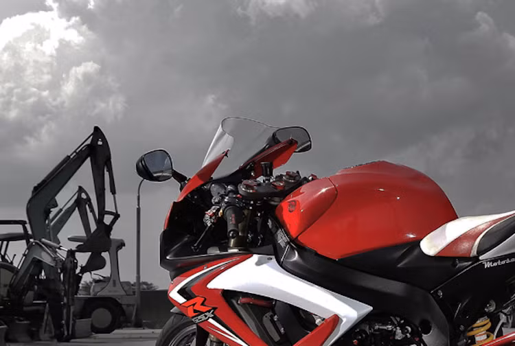 Nằm ở phía trên tay lái, hãng độ xe Motosalon đã thay thế các chi tiết nguyên bản của xe bằng những phụ tùng từ các hãng có tên tuổi. Ngoài cặp bao tay Domino, chiếc xe còn được trang bị cùm côn CRG, cùm phanh Brembo RCS 19 và bình dầu AEM titan.