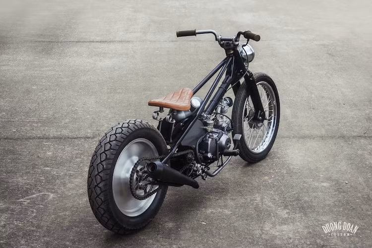 Sau khi độ lại, chiếc Super Cub đời cũ đã hoàn toàn "thoát xác" khỏi kiểu dáng underbone "nền nã" nguyên bản, trở thành