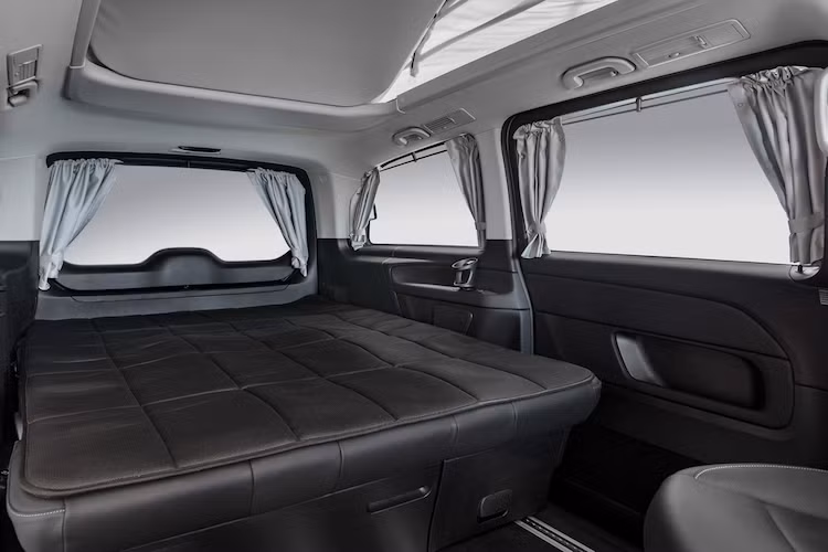 Chưa dừng lại ở đó, bản thân những ghế ngồi sau của V-Class Marco Polo Horizon cũng có khả năng gập phẳng để tạo thành một chiếc giường ngủ có kích thước 1,93 x 1,35m, đủ chỗ ngủ cho cả một gia đình trong những ngày cắm trại qua đêm. Chiếc xe cũng được tích hợp gọn gàng các bàn gấp, vòi nước nóng...
