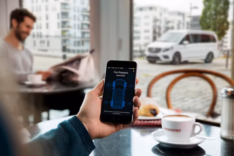 Điểm nổi bật của Horizon so với các phiên bản Marco Polo thường đó là chiếc xe đã được Mercedes tích hợp dịch vụ Me Connect, cho phép kết nối smartphone với chiếc xe và sử dụng nhiều chức năng như theo dõi áp suất lốp từng bánh, tính toán hành trình, kích hoạt các chức năng từ xa. Các công nghệ hỗ trợ người lái của chiếc xe cũng hiện đại không thua những dòng xe du lịch của hãng.