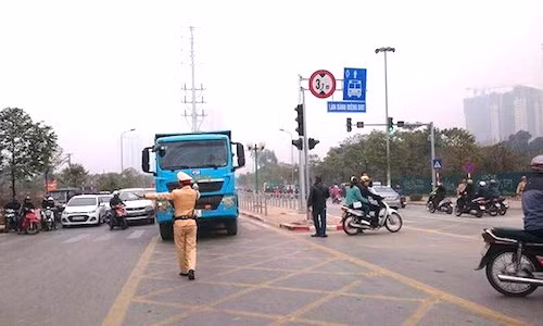 Hà Nội: Xử phạt 48 phương tiện đi vào làn BRT trong ngày 15/2 Ha Noi: Xu phat 48 phuong tien di vao lan BRT trong ngay 15/2