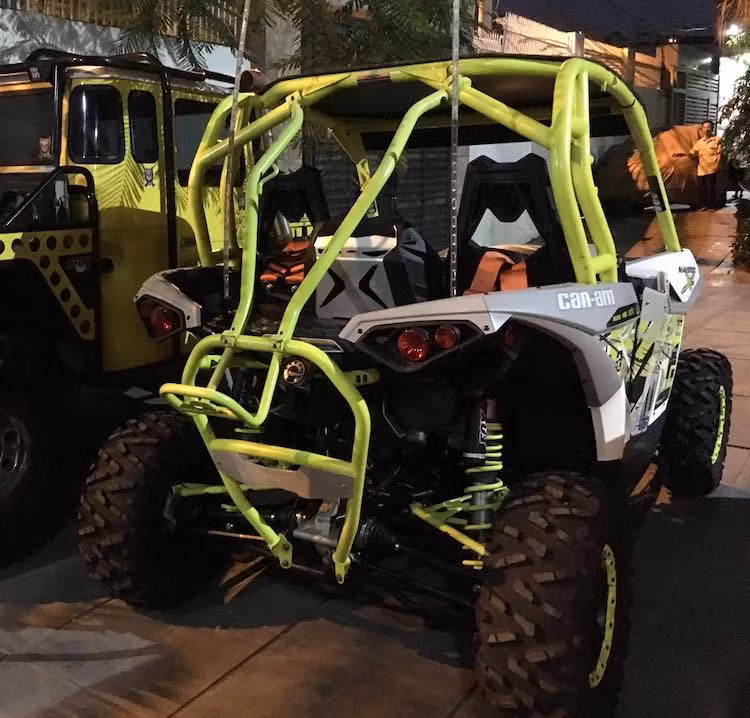 Hệ thống treo offroad của xe do hãng FOX cung cấp và là loại treo khí với khả năng điều chỉnh độ cao. Bên cạnh đó, chiếc xe còn có hệ thống lái 3 chế độ.