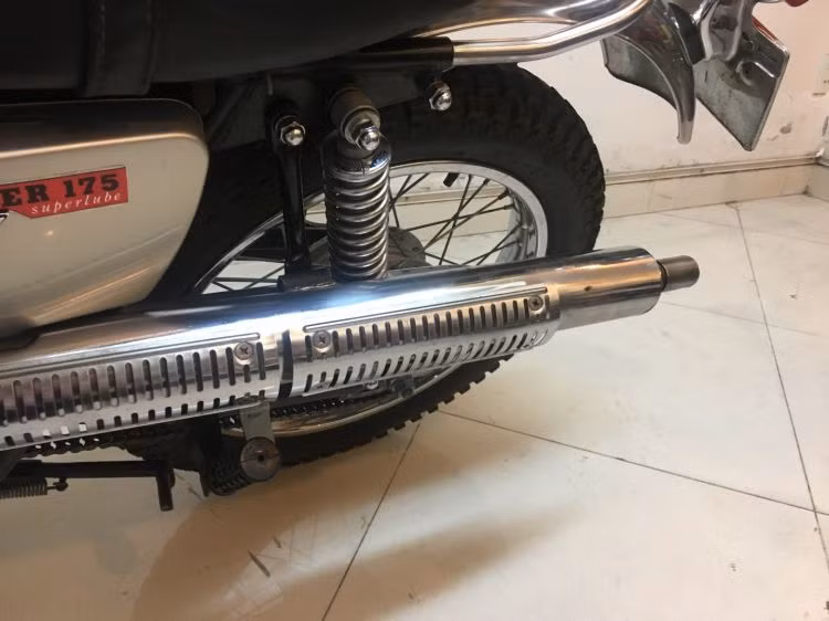 Việc chuyển giữa 2 cấp đĩa tải được thực hiện bằng một thanh gạt trên tay lái. Ngoài Bushwacker F3, một mẫu xe khác khá nổi tiếng với kết cấu này là Honda CT90 Trail. Đúng chất scrambler, Bushwacker được trang bị pô vắt. Bánh sau có đường kính 18 inch, sử dụng lốp kích cỡ 3.5/18.