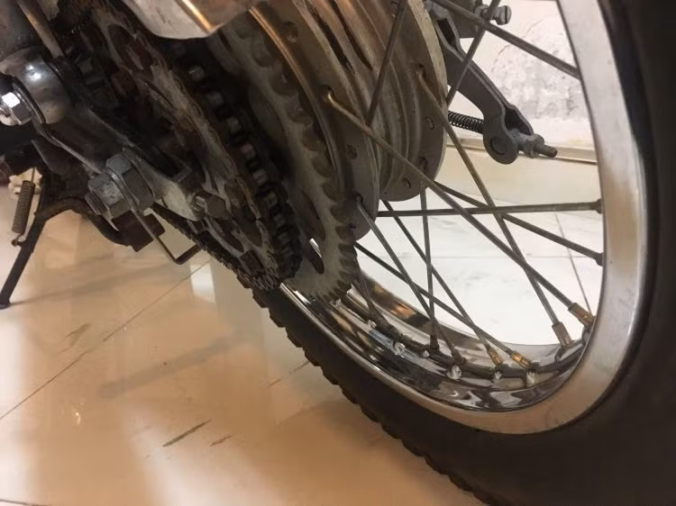 Điểm đặc biệt của chiếc xe đó là có tới 2 đĩa tải ở bánh sau với tỉ số truyền khác nhau để có thể điều chỉnh mô-men xoắn phù hợp với điều kiện đường bằng và địa hình. Trong đó, đĩa lớn hơn dành cho địa hình có tỉ số truyền 3,69 với 59 răng, trong khi đĩa nhỏ có 39 răng, kết hợp với nhông 16 răng để đạt tỉ số truyền 2,75.