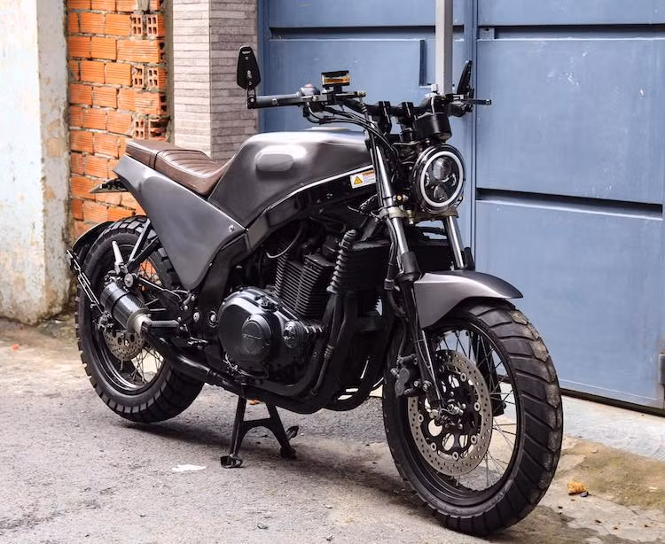Tại triển lãm EICMA 2014, Husqvarna - hãng môtô Thụy Điển trực thuộc KTM đã lần đầu trưng bày phiên bản ý tưởng của mẫu tracker Svartpilen. Dù hiện đã có phiên bản thương mại nhưng Svartpilen vẫn chưa được bán ra trên Thế giới. Chính vì vậy, xưởng độ LeeAT tại Sài Gòn đã tự tạo ra một mẫu xe với kiểu dáng tương tự dựa trên dòng naked-bike Suzuki GS500 đời cũ.
