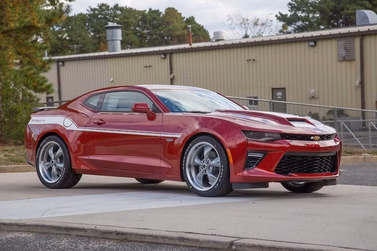 Với những thay đổi này, động cơ của xe đã mạnh hơn tới 345 mã lực so với Camaro SS nguyên bản, đạt 800 mã lực cùng mô-men xoắn cực đại "khủng" 1016 Nm. Sức mạnh này khiến Camaro SS Yenko "đánh bại" cả chiếc Challenger SRT Hellcat của Dodge, vốn chỉ có công suất 707 mã lực.