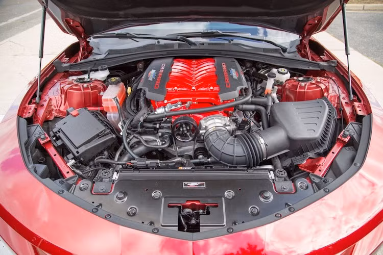 Ở dạng nguyên bản, Camaro SS được trang bị động cơ 6.2L V8 mang mã hiệu LT1, sản sinh công suất tối đa 455 mã lực và mô men xoắn cực đại 617 Nm. Tuy nhiên với bản độ Yenko, SVE đã nâng cấp động cơ với bộ siêu nạp cùng tay biên bằng thép rèn, các piston từ nhôm, nắp xi-lanh từ động cơ V8 LT1 và phun nhiên liệu từ động cơ LT4.