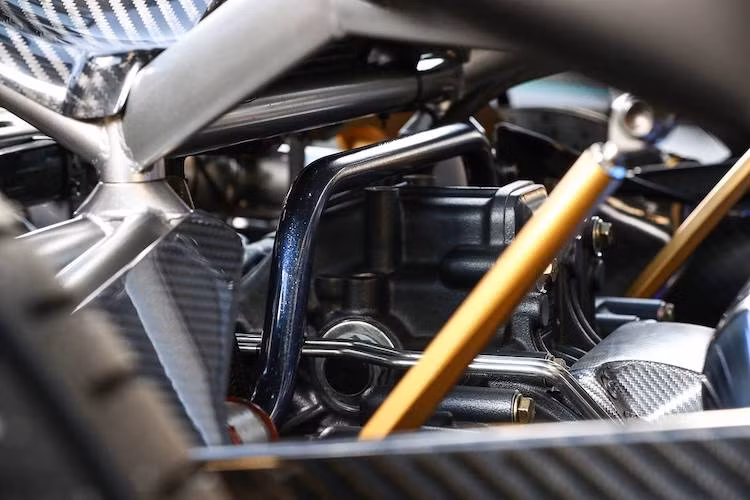 Không chỉ có vỏ xe, phần khung có thiết kế nguyên khối của Huayra cũng được làm từ sợi carbon, khiến cho thân xe cực kỳ cứng vững, bảo vệ hành khách trong va chạm và nâng cao hiệu năng của xe.