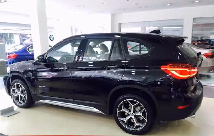 Tuy nhiên dù mang thương hiệu xe sang BMW, X1 không có nhiều trang bị tiện nghi cao cấp như những "đàn anh". Ngoài ra, chiếc xe còn có vô-lăng hơi nặng và hàng ghế sau không thoải mái. Với số tiền hơn 700 triệu đồng, khách hàng có thể sở hữu một chiếc X1 2.0 đời 2010 còn khá mới.