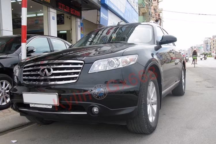 Cũng là một mẫu SUV cỡ trung cao cấp khá nổi tiếng trên Thế giới nhưng tại Việt Nam, Infiniti FX35 có số lượng khá ít do kiểu dáng đặc biệt không "hợp gu" của người tiêu dùng, thương hiệu ít phổ biến hơn, ít địa điểm sửa chữa được, phụ tùng khan hiếm và khá tốn xăng.