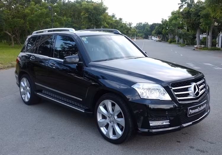 Dù ở "đẳng cấp" thấp hơn hẳn so với X5 và có giá cũng trong tầm 800 triệu nhưng dòng xe Mercedes GLK 300 cũ hiện vẫn còn được nhiều người lựa chọn do có kích thước nhỏ gọn hơn, êm ái khi vận hành, dễ điều khiển, động cơ "đầm" và kiểu dáng hấp dẫn.