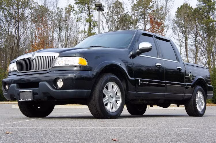 Dù Cadillac Escalade EXT có doanh số tốt hơn so với đối thủ, tuy nhiên chiếc Lincoln Blackwood mới là "người tiên phong" trong phân khúc SUV hạng sang tại Mỹ. Tương tự như Escalade, Blackwood đã được chế tạo từ "gốc" là chiếc SUV cỡ lớn Lincoln Navigator thuộc tập đoàn Ford. Xe được ra mắt lần đầu vào năm 2001.