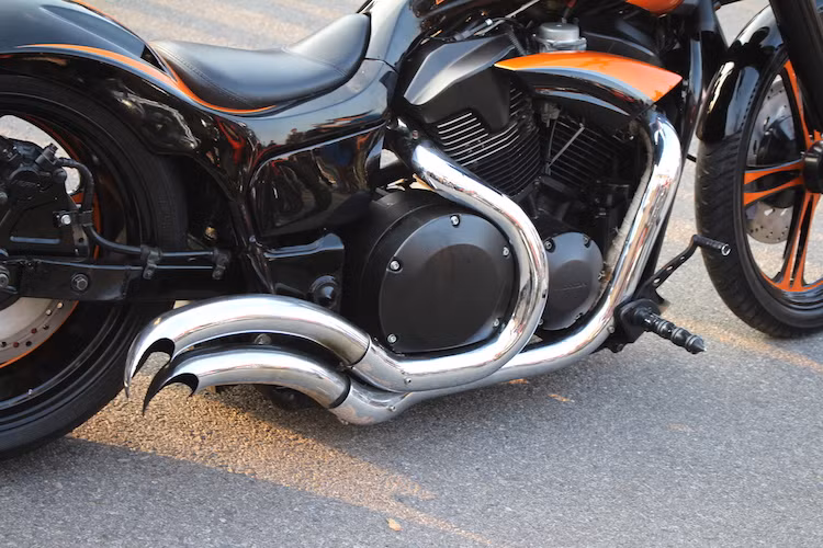 Trên bản độ này, động cơ V-Twin 1300 cc SOHC và kết cấu khung nguyên bản của VTX1300 không có sự thay đổi. Tuy nhiên với hệ thống xả ống inox "thửa riêng" uốn khéo léo xung quanh những đường nét của máy chạy thẳng từ mỗi đầu xi-lanh, chiếc xe có tiếng nổ cực lớn và uy lực, dễ dàng "giải tán đám đông".
