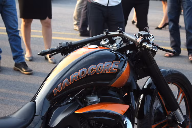 Tương tự như những bản độ Harley-Davidson từ Walz Hardcore, chiếc xe đã được thay bình xăng lớn với hình dáng "thuôn mượt" với điểm nhấn là dòng chữ Hardcore chạy dài. Với ghi-đông dạng dragbar và bao tay CNC đẹp mắt, chiếc xe đem tới tư thế ngồi đầy "chất chơi".