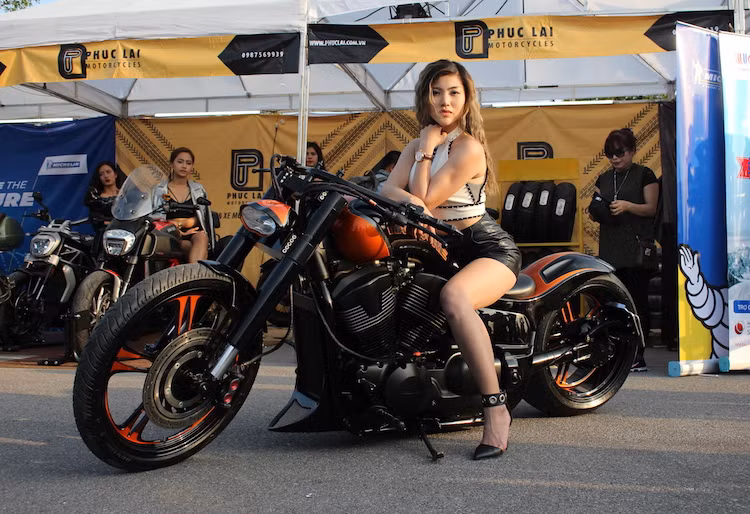 Nữ biker Thu Anh - người nổi tiếng "bất ngờ" sau một sự cố trên đường đã có màn "so dáng" quyến rũ bên chiếc môtô Honda VTX1300 được độ lại cực "khủng" theo phong cách hãng độ Walz Hardcore tới từ Đức.