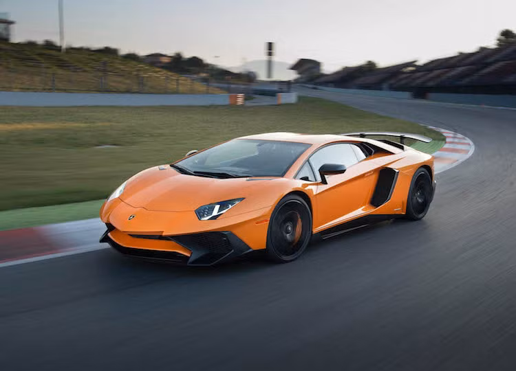 Để đảm bảo an toàn, Cục an toàn Đường cao tốc Mỹ (NHTSA) đã yêu cầu Lamborghini phải mở đợt triệu hồi toàn bộ 1457 chiếc xe tại Mỹ. Số xe bị triệu hồi gồm Aventador và tất cả các phiên bản đặc biệt của nó, bao gồm cả các bản kỷ niệm Anniversario, Miura Homage, Pirelli Edition, bản hiệu năng cao Super Veloce series đầu tiên và ngay cả những siêu xe "hàng thửa" như Veneno.