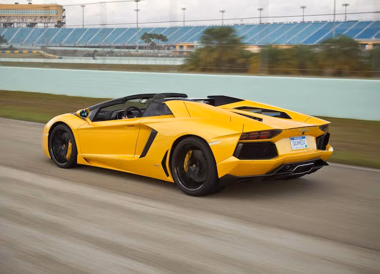 Cho tới hiện tại, đã có những sự cố hỏa hoạn do lỗi tràn xăng trên Aventador đã được thông báo từ người dùng. Tuy nhiên rất may mắn khi tất cả các trường hợp đều không dẫn tới thiệt hại về người. Đối với trường hợp nặng nhất, một chủ sở hữu thông báo rằng một số chi tiết nhựa phía sau đuôi xe đã bị chảy.