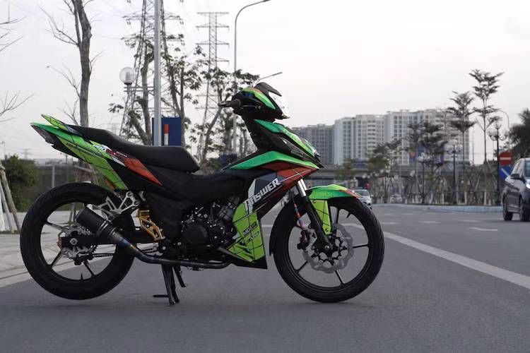Tuy nhiên, nhược điểm này của Winner đã được nhiều biker tại Việt Nam bằng cách độ lại chiếc xe theo nhiều phong cách khác nhau để khiến chiếc xe hấp dẫn hơn. Mới đây nhất, một người chơi xe Hà Nội đã "dọn" lại chiếc Honda Winner với một loạt các "đồ chơi" khác nhau và dàn vỏ sơn tem đấu, khiến chiếc xe cực kỳ bắt mắt.