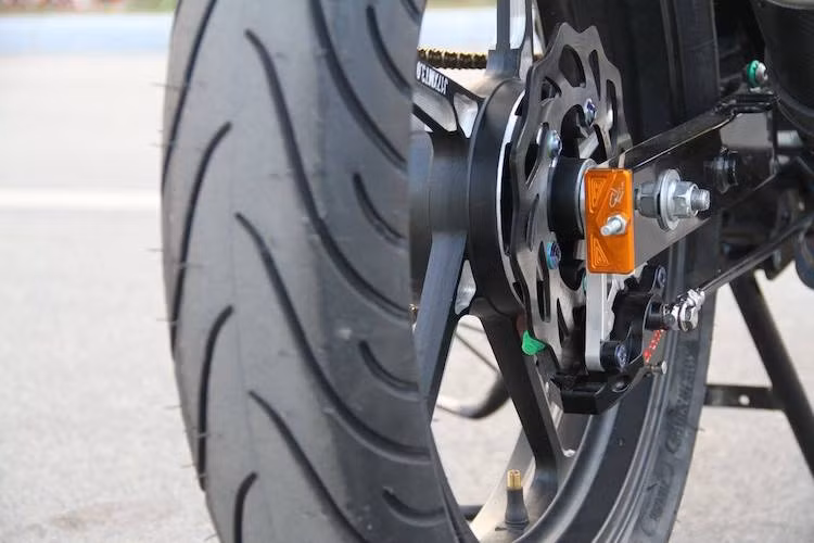 Ở phía sau, chiếc vẫn sử dụng mâm CNC 5 cây đi kèm với lốp Michelin Pilot Street. Cũng như phanh trước, phanh sau được nâng cấp với heo Brembo CNC, đĩa hoa kiểng và bình dầu Rizoma. Cuối cùng, phuộc sau của xe đã được nâng cấp lên phuộc Ohlins.