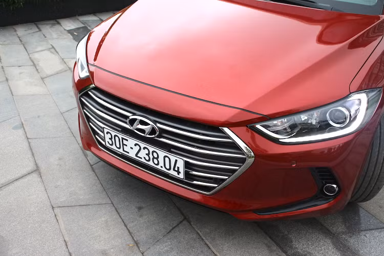 Ở phía trước, Elantra tận dụng tối đa phong cách thiết kế dựa trên các mảng khối hình học. Lưới tản nhiệt lục giác với các thanh nan thưa đặc trưng của Hyundai, cùng với với cặp đèn pha HID tích hợp dải đèn LED chạy ban ngày DRL đem tới cho chiếc xe vẻ thể thao và hiện đại hơn so với thế hệ cũ