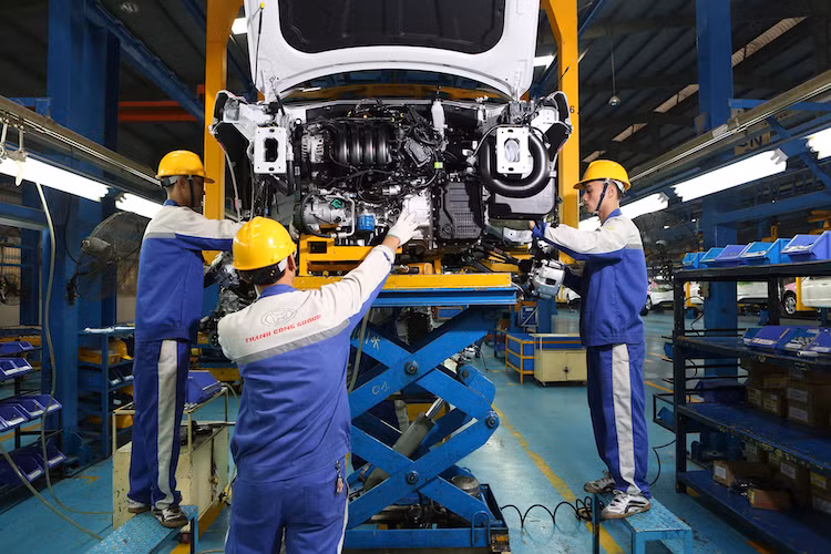 Hiện được bán với tổng cộng 3 phiên bản, Hyundai Elantra thế hệ mới được lắp ráp theo dạng CKD tại nhà máy Hyundai Ninh Bình với tỉ lệ nội địa hóa 14%. Tại Việt Nam, đối thủ của mẫu xe này là một số dòng sedan hạng C khác cũng được lắp ráp trong nước như Toyota Corolla Altis, Mazda 3 Sedan hay Kia Cerato.