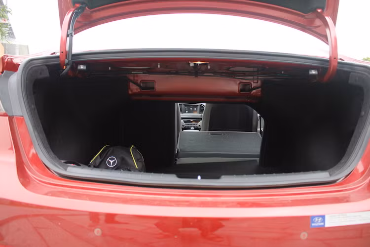 Thể tích khoang hành lý trên Elantra thế hệ thứ 6 là 458 lít - lớn hơn 50 lít so với đối thủ Mazda 3 Sedan. Xe có một tiện ích khá hay là nếu cầm chìa khóa và tiến gần tới khoang hành lý, nắp khoang sẽ tự mở khóa để giúp khách hàng dễ chất dỡ hành lý hơn.
