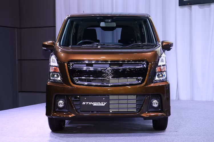 Những phiên bản hybrid cũng sở hữu động cơ xăng tương tự, nhưng được "trợ lực" thêm bởi một mô-tơ điện 3,1 PS nhưng có mô-men xoắn lên tới 100 Nm. Cuối cùng, phiên bản thể thao Wagon R Stingray sẽ được trang bị thêm tăng áp để nâng công suất lên 64 PS và mô-men xoắn cực đại 98 Nm.