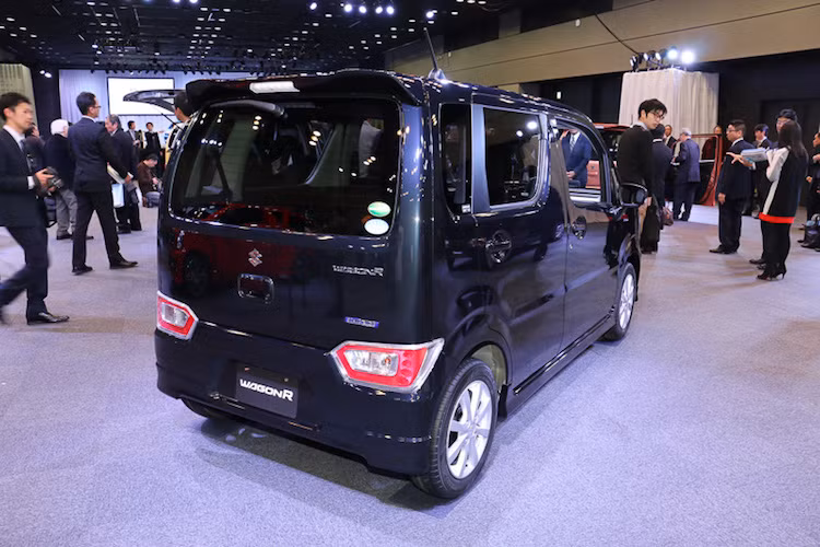 Dù có kiểu dáng hình hộp đặc trưng giống thế hệ đầu nhưng ở hai bên cửa kính, Suzuki đã "cách điệu hóa" cột B của Wagon R 2017 để khiến chiếc xe trông năng động hơn. Tùy từng phiên bản, chiếc xe sẽ được trang bị mâm đúc 14/15 inch và đèn hậu phía sau có hoặc không sử dụng công nghệ LED.