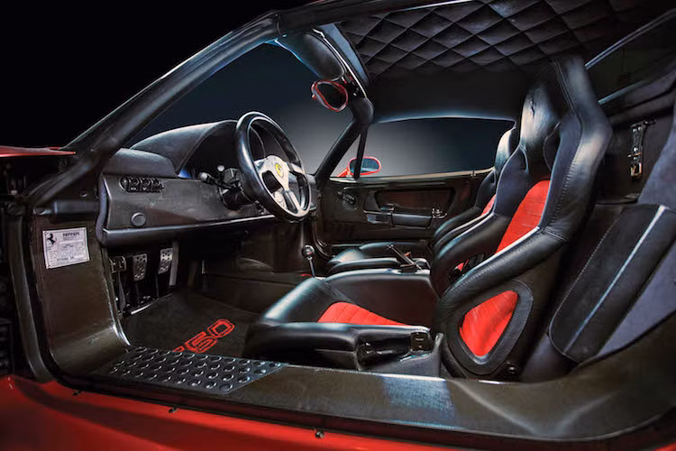Có thể coi F50 là siêu xe thể thao "thuần chất" cuối cùng của Ferrari khi nó đã hoàn toàn hướng người lái tới trải nghiệm sau tay lái như xe đua công thức 1 mà không có các hệ thống điện tử hỗ trợ hay tiện nghi. Điều này được thể hiện rất rõ từ nội thất của xe.