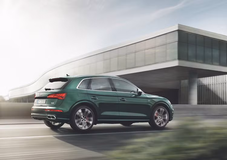 Không chỉ có hệ động lực mạnh mẽ hơn, Audi còn chú ý tới cảm giác lái của SQ5 mới khi trang bị cho xe hệ thống treo khí thể thao với khả năng điều chỉnh qua hệ thống lái Audi Drive Select, cùng với tay lái mới nhạy hơn.