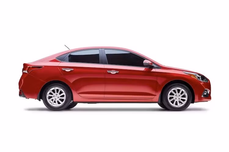 Các kích thước tổng thể dài x rộng x cao của Accent Sedan 2018 mới lần lượt là 4385, 1729 và 1450 mm. Khoang hành lý của xe có thể tích 387l. Dù có thân xe ngắn nhưng nhờ có vòm mái cong mềm và thấp theo kiểu coupe nên Accent trông vẫn khá thanh thoát.
