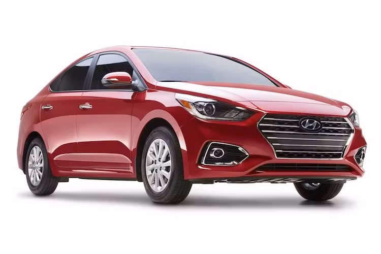 "Lột xác" hoàn toàn từ thế hệ cũ, một điểm dễ nhận thấy của Hyundai Accent mới đó là chiếc xe mang ngôn ngữ thiết kế Fluidic Sculpture 2.0 quen thuộc của hãng xe Hàn Quốc, với cụm lưới tản nhiệt lục giác hơi bóp thuôn ở phía dưới cùng các đèn pha LED sắc sảo tương tự dòng Elantra.