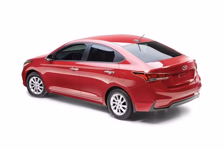 Bên cạnh phiên bản sedan, Accent mới cũng sẽ được bán với cả phiên bản 5 cửa hatchback. Trong đó, phiên bản sedan sẽ có mặt trên thị trường toàn cầu từ quý 3/2017 và bản hatchback được bán ra vào quý 4.