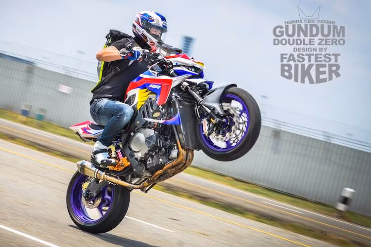 Khi ra mắt hơn 10 năm trước, thế hệ siêu môtô Honda CBR1000RR đầu tiên đã được giới chuyên môn đánh giá cao do không chỉ mạnh mẽ mà còn có độ bền đúng "chất" Honda và cảm giác điều khiển thú vị. Tới nay, dù đã cũ nhưng CBR1000RR đời đầu vẫn còn được ưa chuộng và do đã có giá rẻ hơn, chiếc xe cũng bắt đầu được các biker lôi ra "độ hết bài".