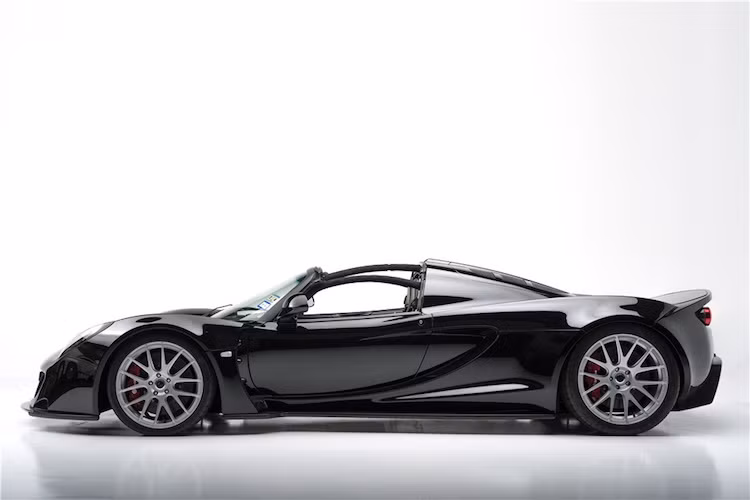 Chỉ có đúng 12 chiếc trên toàn Thế giới, Hennessey Venom GT Spyder có mui cứng có thể tháo lắp được dạng targa thay vì sử dụng mui xếp. Mặc dù không có kết cấu đóng mở mui nhưng do được trang bị thêm các thanh giằng phía trên và thân xe nâng cao khả năng chịu lực nên phiên bản mui trần này vẫn nặng hơn chiếc GT mui kín tới 14 kg.