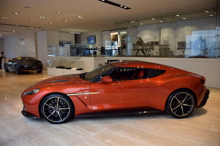 Dựa trên cơ sở dòng Vanquish thông thường nhưng trên Vanquish Zagato, 100% thân xe đã sở hữu thiết kế mới đầy hấp dẫn, được "chắp bút" bởi Marek Reichman - Thiết kế trưởng của Aston Martin, Andrea Zagato - người đứng đầu Zagato cùng các cộng sự của họ.