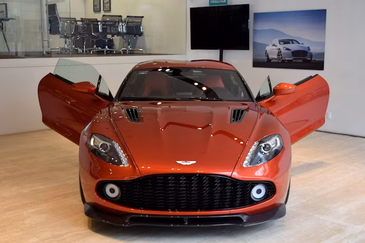 Aston Martin Vanquish Zagato là mẫu siêu xe hàng thửa mới nhất được hãng siêu xe Anh hợp tác với hãng thiết kế Zagato nổi tiếng của Ý. Mối quan hệ giữa 2 tên tuổi này đã kéo dài qua hơn 5 thập kỷ với hàng loạt những phiên bản siêu xe đặc biệt.