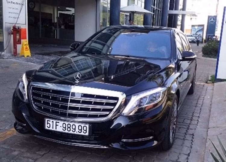 Nếu như có số 8 đổi thành 9, biển số 51F-989.99 trên chiếc Maybach S600 của đại gia Sài Gòn này sẽ trở thành biển ngũ quý đẹp một cách hoàn hảo.