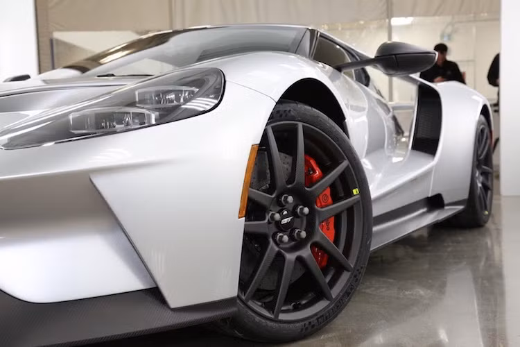 Thay vì sử dụng mâm hợp kim nhôm trọng lượng nhẹ, Ford đã trang bị cho GT Competition Series bộ mâm bằng sợi carbon với thiết kế 5 cánh kép mảnh mai, trong khi bộ ốc gồm 20 con bắt ở các bánh xe cũng được làm từ titan - dù chúng chỉ khiến chiếc xe nhẹ hơn khoảng 100g.