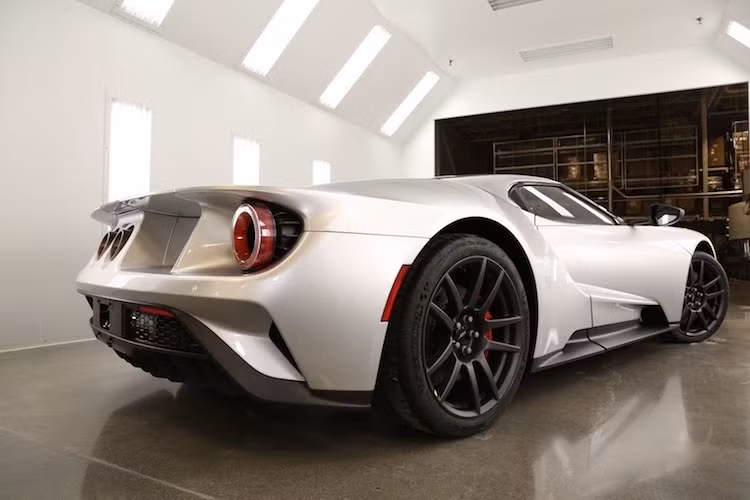 Về ngoại hình, Ford GT Competition Series không có điểm khác biệt nào so với phiên bản thường ngoại trừ một dải carbon trần chạy dọc thân xe. Để nâng cao hiệu năng cho chiếc xe, Ford đã tìm mọi cách để có thể giảm trọng lượng cho GT.