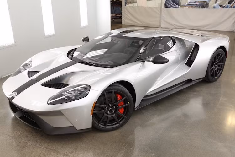 Thế hệ siêu xe Ford GT mới nhất đã trở thành một "đại diện" hiếm hoi cho nước Mỹ trong "cuộc chiến" siêu xe đỉnh cao với các nhà sản xuất châu Âu. Tiếp tục đưa mẫu xe này lên một tầm cao mới, Ford đã tiếp tục ra mắt phiên bản Ford GT Competition Series với hiệu năng gần nhất với chiếc xe đua đã chiến thắng tại giải Le Mans 24h năm 2016.