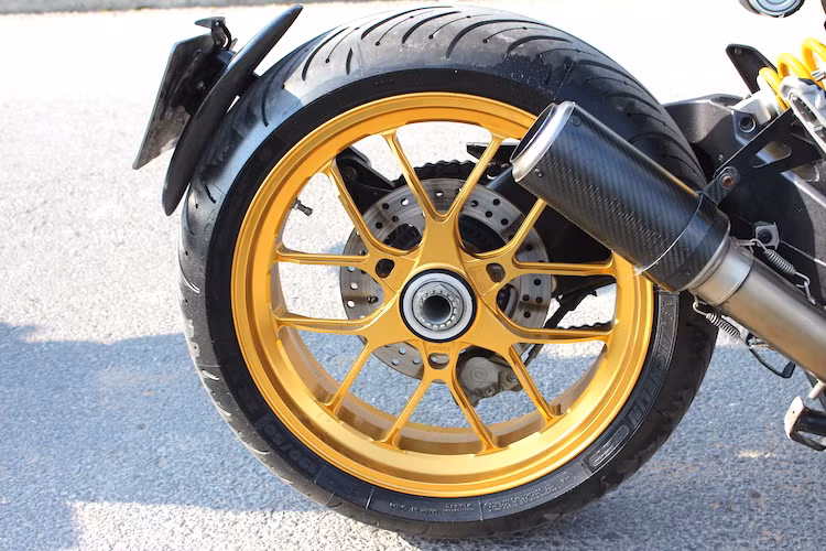 Ở phía sau, chiếc xe vẫn sử dụng mâm Carrozzeria V-Track nhưng có thiết kế 6 cánh kép dành riêng cho các dòng Ducati gắp đơn. Cả 2 lốp xe đều là loại Michelin Road 4 với độ bám ổn định trên nhiều điều kiện mặt đường, cỡ lốp trước 120/70/17 và lốp sau 190/50/17. Cuối cùng, xe đã được độ pô carbon lon ngắn để cho ra tiếng nổ uy lực hơn.