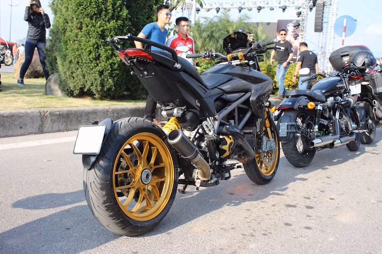Với dàn vỏ bằng sợi carbon, mâm độc cùng một số món đồ chơi khác, chiếc môtô Ducati Hypermotard độ khủng này của một người chơi xe Hà Nội đã có vẻ ngoài thể thao và nổi bật hơn so với xe nguyên bản.