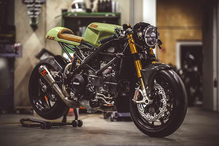 Là "tiền thân" của các dòng 899 và 959 Panigale hiện nay, siêu môtô Ducati 848 Evo từng một thời là mẫu sportbike tầm trung cao cấp nhất của Ducati. Không chỉ sở hữu ngoại hình của siêu môtô Ducati 1098, 848 Evo còn có động cơ 140 mã lực/98 Nm vẫn rất mạnh mẽ ngay cả khi xét với những mẫu xe hiện đại.