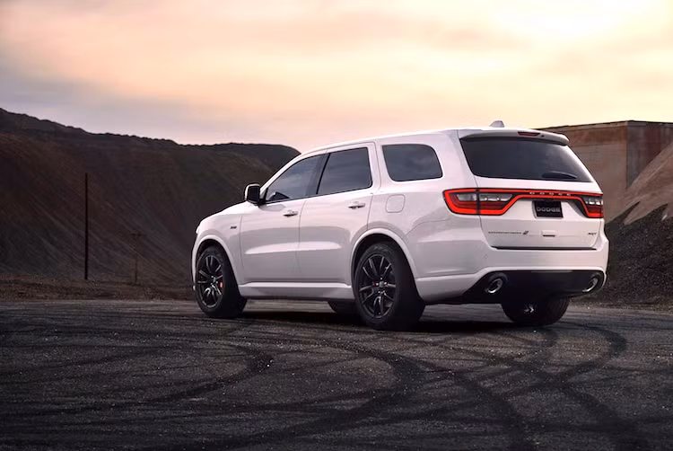 Ở phía sau những chiếc mâm 5 cánh kép kích thước lớn của Durango SRT là hệ thống phanh Brembo hiệu năng cao với heo 6 piston ở bánh trước và 4 piston ở bánh sau. Hệ thống treo của xe cũng được độ lại với các giảm xóc trước cứng hơn 3% ở phía trước, 16% ở phía sau, trọng tâm thấp hơn và thêm các thanh ổn định cứng hơn 18% so với phiên bản thường.