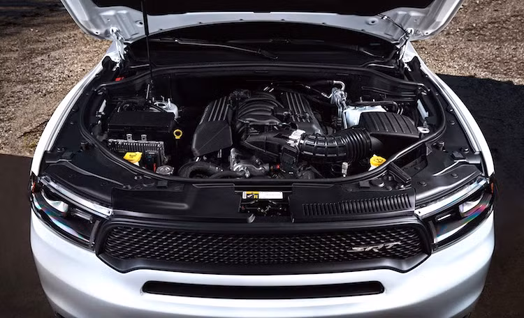Nằm dưới nắp ca-pô của Durango SRT là khối động cơ "khủng" 6.4l V8 của Challenger/Charger Hellcat nhưng không được trang bị tăng áp. Dodge đã cải tiến động cơ này với cổ hút gió được thiết kế để luôn đưa khí mát vào động cơ trong mọi trường hợp vận hành. Với công suất lên tới 475 mã lực và mô-men xoắn cực đại 637 Nm, chiếc xe chỉ mất 4,4 giây để tăng tốc từ 0-100 km/h và chạy hết đường đua drag 1/4 dặm trong 12,9 giây.